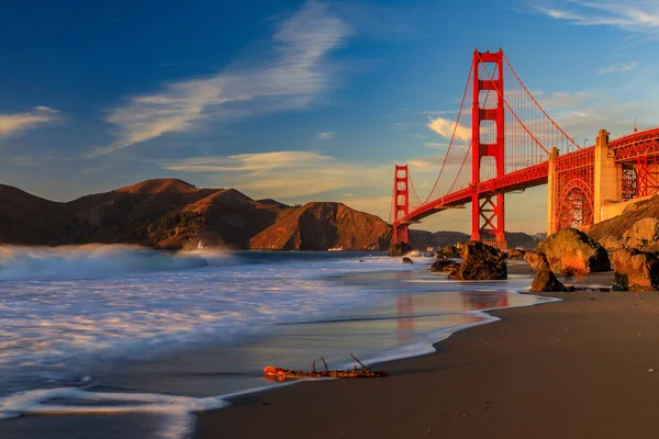 Blick auf die Golden Gate Bridge vom versteckten und abgelegenen felsigen Marshalls Beach bei Sonnenuntergang in San Francisco, Kalifornien — Stockfoto