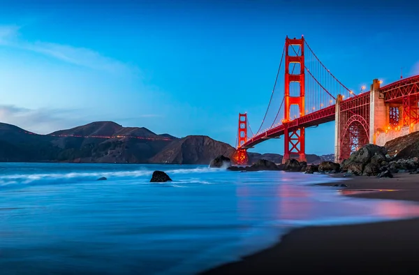 Golden Gate Bridge vista do escondido e isolado rochoso Marshalls Beach ao pôr do sol em San Francisco, Califórnia — Fotografia de Stock