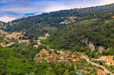 Fransız Alpleri 'nin Fransız Rivierası' ndaki Eze köyünün tepesinden Akdeniz kıyısı boyunca manzarası