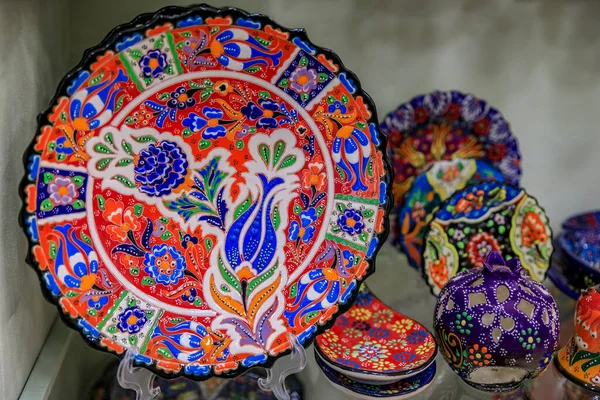 전통적 몬테네그로 지방의 코토르 시가지에 기념품 가게에서 무늬가 장식용 접시를 — 스톡 사진