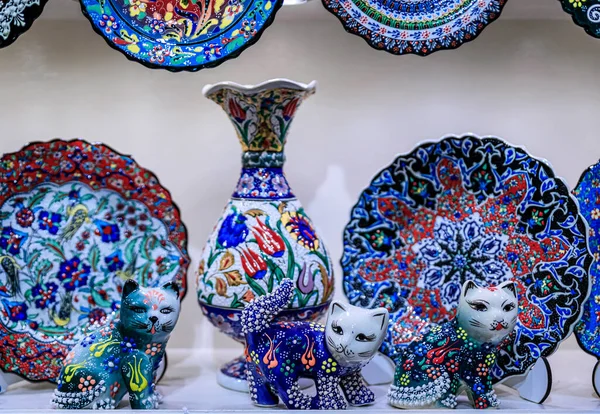 黑山科托尔老城的一家纪念品商店出售的黑山传统手工彩绘的花卉图案装饰陶器 — 图库照片