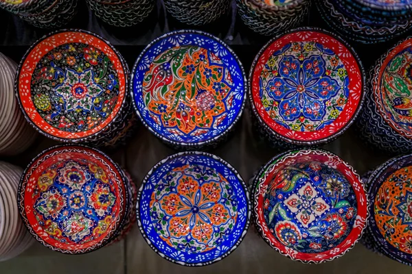전통적 몬테네그로 지방의 코토르 시가지에 기념품 가게에서 무늬가 장식용 접시를 — 스톡 사진