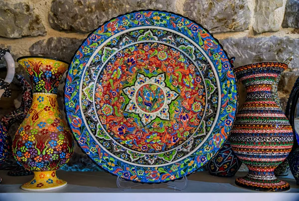 在黑山科托尔老城的一家纪念品商店里 黑山的传统手绘有花卉图案的装饰品盘出售 — 图库照片