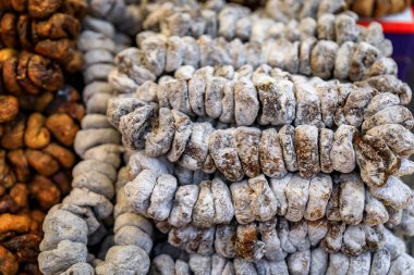 Karadağ 'ın eski Kotor kentindeki bir açık hava çiftçi pazarında satılık sepetin içinde kurutulmuş incir telleri.