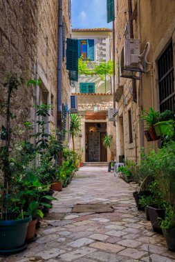 Karadağ 'ın Balkanlarda Kotor kentinde dükkanları, kafeleri ve restoranları bulunan iyi korunmuş eski ortaçağ kasabasının resimli dar sokakları