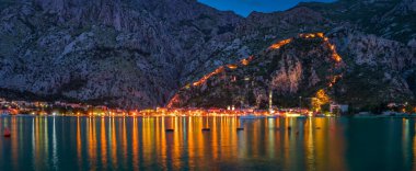 Karadağ 'ın Kotor Körfezi, Kotor kentinde günbatımında antik kale surları aydınlatıldı