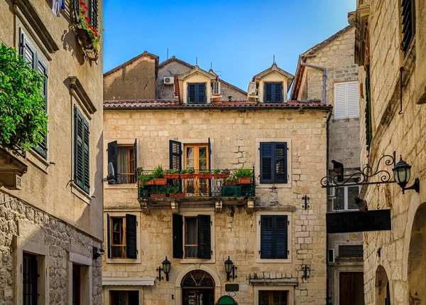 Malebné ulice Starého města v Kotor Černá Hora na Balkáně — Stock fotografie