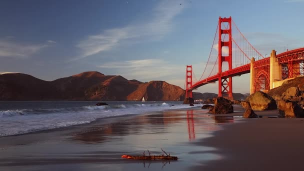 Famosa vista del puente Golden Gate desde la escondida y aislada playa de Marshalls al atardecer en San Francisco California — Vídeos de Stock