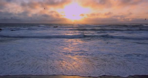 Tichý oceán vlny havárie na břehu u majáku Pigeon Point na pobřeží Severní Kalifornie — Stock video