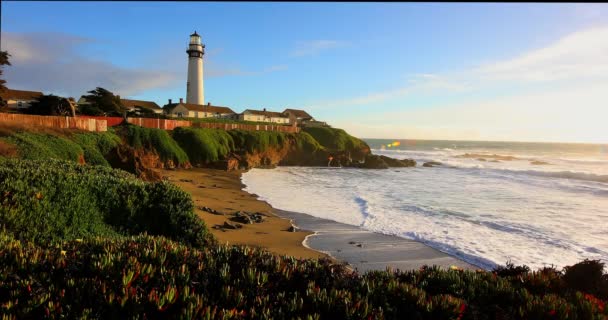 Galambpont világítótorony a Csendes-óceán észak-kaliforniai partvonalán — Stock videók