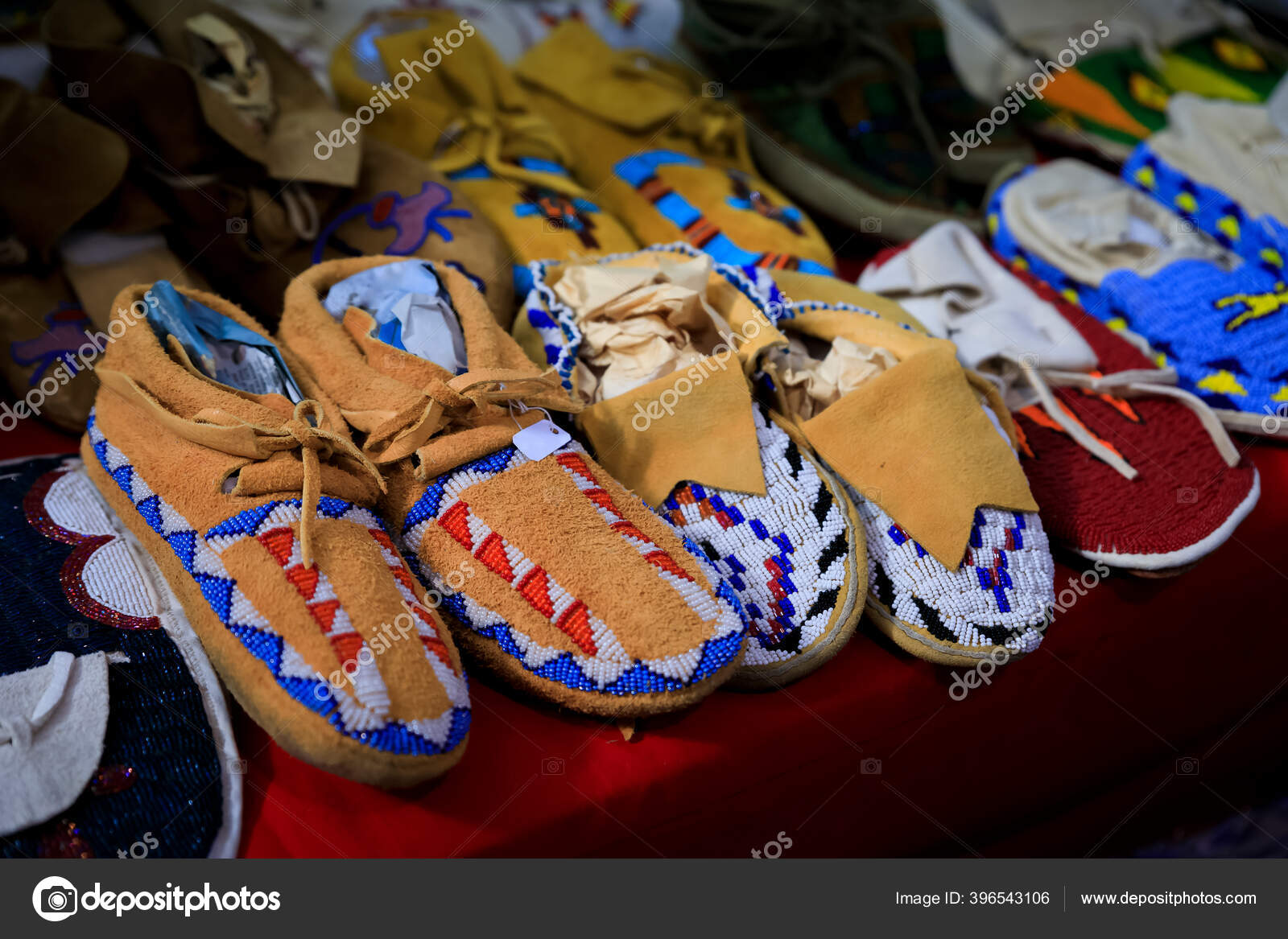 Mocasines indios fotos de stock, imágenes de indios sin royalties |