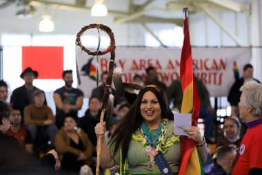 San Francisco, ABD - 08 Şubat 2020: Yerli Amerikan Yerlisi iki ruh insanı geleneksel Grand giriş kartalı asası ve gökkuşağı bayrağını toplantı yerinde tutuyorlar