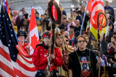 San Francisco, ABD - 08 Şubat 2020: Geleneksel giysiler içinde Amerikan yerlileri geleneksel kartal kadrosu ve bayrak taşıyorlar