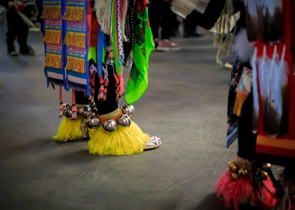 샌프란시스코 2020 분말에서 모카신을 손으로 아메리카 인디언 댄서들 — 스톡 사진