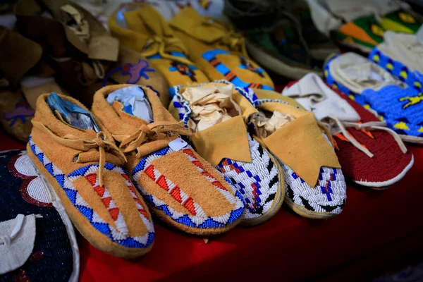 Selection Handmade Beaded Leather Native American Indian Moccasins Display Sale — Stock Photo, Image