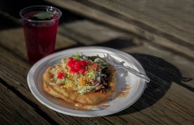 Kızarmış ekmek ve biftekten yapılmış geleneksel Hint Taco 'su ve San Francisco' da taze böğürtlen ve adaçaylı kızılderili böğürtlenli adaçayı.