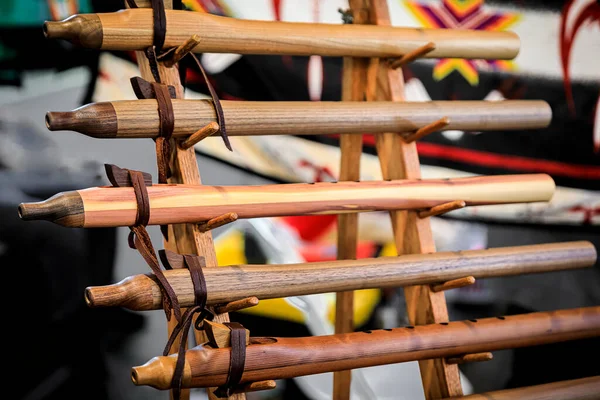 在旧金山 传统的美洲印第安人手工制作的不同尺寸的笛子被陈列在一个粉末状的橱窗里 — 图库照片
