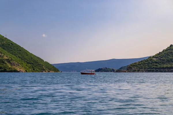 Vista Panorámica Por Estrecho Con Montañas Sobre Famosa Bahía Kotor — Foto de Stock