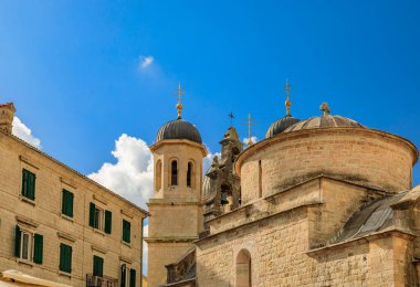 Katolik kilisesi olarak 1195 yılında inşa edilen Aziz Luke Kilisesi, daha sonra Balkanlardaki Eski Kotor kentindeki Ortodoks Kilisesi 'ne hediye edildi.