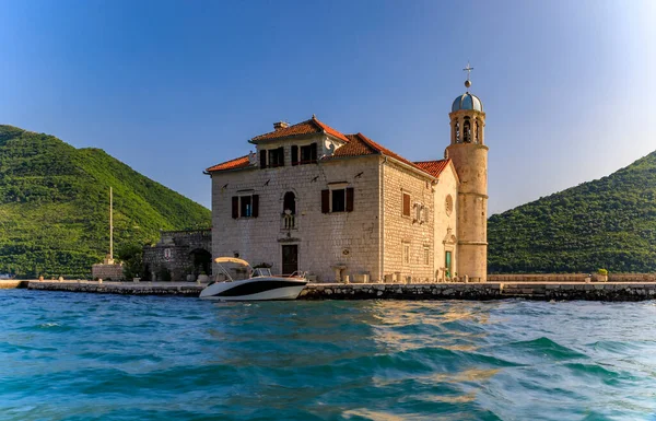 Widok Kościoła Matki Boskiej Kamiennej Sztuczną Wyspę Słynnej Zatoce Kotor — Zdjęcie stockowe