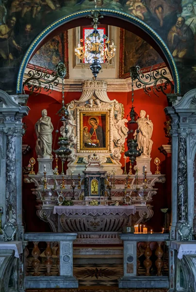 Szczegóły ozdobnego ołtarza kościoła Matki Boskiej Kamiennej na sztucznej wyspie z Kotor Bay, Czarnogóra — Zdjęcie stockowe