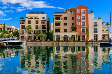 Karadağ 'ın Tivat kentinde yaz aylarında arka planda Adriyatik Denizi manzarası ve lüks konut binaları ve tekneler görülüyor