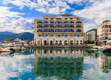 Tivat, Karadağ - 31 Mayıs 2019: Adriyatik Denizi manzarası ve yazın modern konut binaları, lüks dükkanlar ve botlar