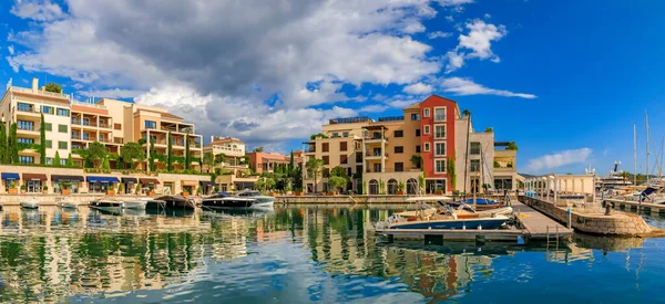 Tivat, Karadağ - 31 Mayıs 2019: Arka planda Adriyatik Denizi manzarası ve lüks konut binaları, dükkanlar ve botlar