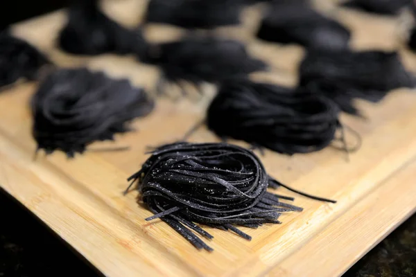 Fresh Squid Ink Homemade Spaghetti Pasta Nests Sprinkled Semolina Flour — Stock Photo, Image