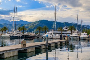 Adriyatik Denizi marinasının Tivat Karadağ 'ın arka planında tekne ve dağlarla manzarası