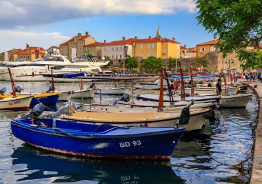 Budva Karadağ 'ın Eski kenti Adriyatik Denizi kıyısındaki liman ve marinada gün batımında tekneler