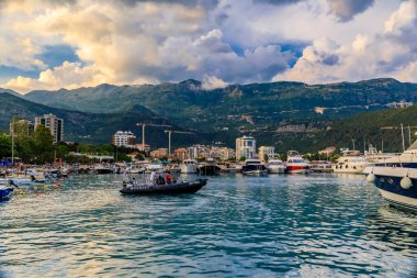 Budva Karadağ 'ın Eski kenti Adriyatik Denizi kıyısındaki liman ve marinada gün batımında tekneler