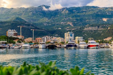 Budva Karadağ 'ın Eski kenti Adriyatik Denizi kıyısındaki liman ve marinada gün batımında tekneler