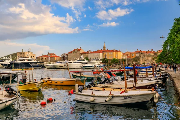 Budva Karadağ 'ın Eski kenti Adriyatik Denizi kıyısındaki liman ve marinada gün batımında tekneler