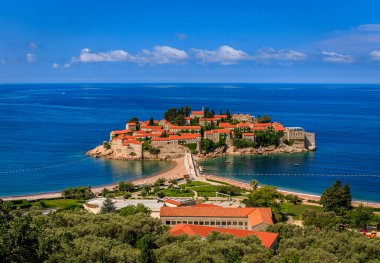 Karadağ 'ın Adriyatik kıyısındaki Sveti Stefan tatil beldesi adasının manzarası
