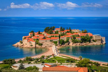 Karadağ 'ın Adriyatik kıyısındaki Sveti Stefan tatil beldesi adasının manzarası