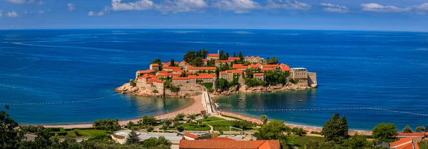 Kilátás Sveti Stefan luxus üdülőhely sziget az Adriai-tenger partján, Montenegró — Stock Fotó