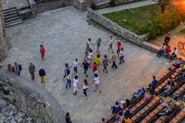 Budva 'da halk gün batımında Balkanlardaki Adriyatik Denizi kıyısındaki Kale' den Eski Şehir 'de dans ediyor, Budva, Karadağ