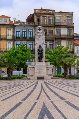 Praca de Carlos Alberto Meydanı, Portekiz 'in Porto şehrinde 1914-1916 yılları arasında gerçekleşen tarihi Büyük Savaş Ölüleri Anıtı' na öncülük eden süslü mozaik kaldırım taşı tasarımı ile süslenmiştir.