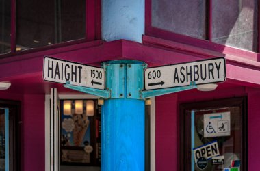 San Francisco, Kaliforniya 'nın ünlü eklektik mahallesindeki Haight Ashbury caddesi kavşağı tabelası.