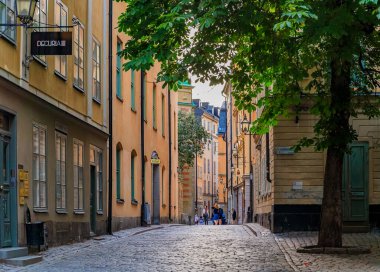 Stockholm, İsveç - 11 Ağustos 2017: Stockholm 'ün en eski mahallesi olan Eski Şehir Gamla Stan' de İsveç 'in tarihi kaldırım taşı caddesi