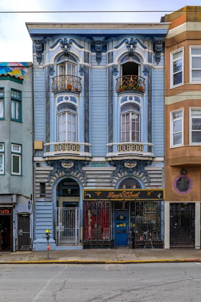 San Francisco, ABD - 4 Temmuz 2019: Şehrin ünlü eklektik Haight Ashbury mahallesindeki renkli Viktorya dönemi evi