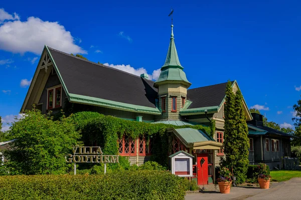 Stockholm, İsveç - 11 Ağustos 2017: 19. yüzyılda Curgarden adasında nehir manzaralı gotik bir ahşap binada Villa Godthem gurme yemeği