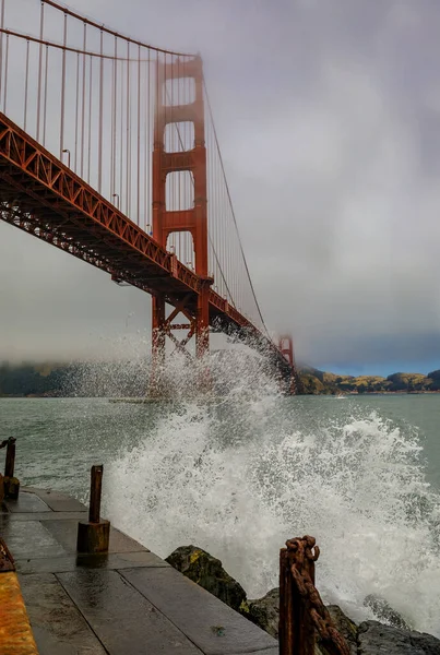 Ondas Batendo Famosa Ponte Golden Gate Dia Nublado Verão Com — Fotografia de Stock