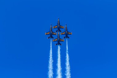 San Francisco, ABD - 12 Ekim 2014: ABD Donanma Mavi Melekleri Aerobatik Takımı 'nın F-18 savaş jetleri Filo Haftası' nda uçuyor