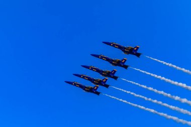 San Francisco, ABD - 08 Ekim 2017: ABD Donanma Mavi Melekleri Aerobatik Ekibi 'nin F-18 savaş jetleri Filo Haftası' nda uçuyor