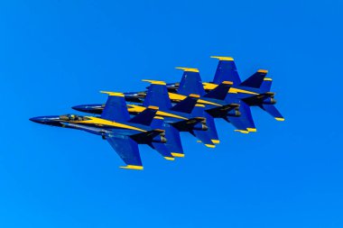 San Francisco, ABD - 08 Ekim 2017: ABD Donanma Mavi Melekleri Aerobatik Ekibi 'nin F-18 savaş jetleri Filo Haftası' nda uçuyor