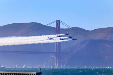 San Francisco, ABD - 08 Ekim 2017: Birleşik Devletler Donanması Mavi Melekleri Aerobatik Ekibi 'nin F-18 savaş jetleri Golden Gate Köprüsü üzerinde uçuyor