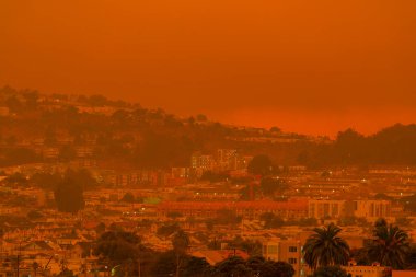 9 Eylül 2020 'de San Francisco' nun yukarısındaki yoğun turuncu sis California 'daki rekor orman yangınlarından, gündüz gözüyle körfez bölgesinde süzülen kül ve duman manzarası.