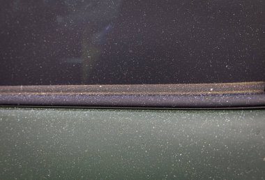 Eylül 2020 'de San Francisco' da bir araba kapısının üzerindeki kül tabakası Kaliforniya 'daki rekor büyüklükteki yangınlardan, körfez bölgesinde süzülen dumandan.